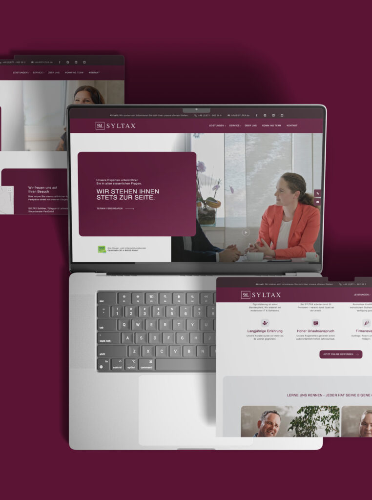Website einer Steuerberatungskanzlei auf Laptop und schwebenden Seiten vor Weinrot