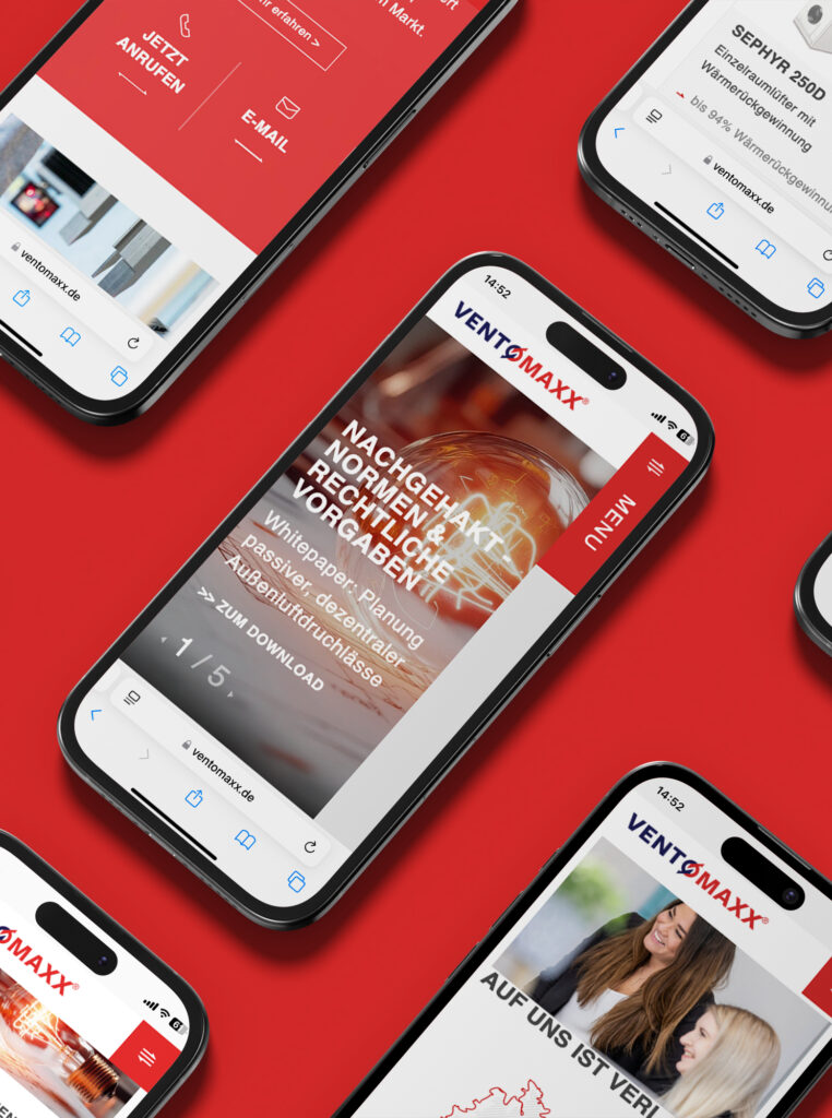 Website eines Lüftungs- und Filterherstellers auf mehreren Smartphones vor rotem Hintergrund