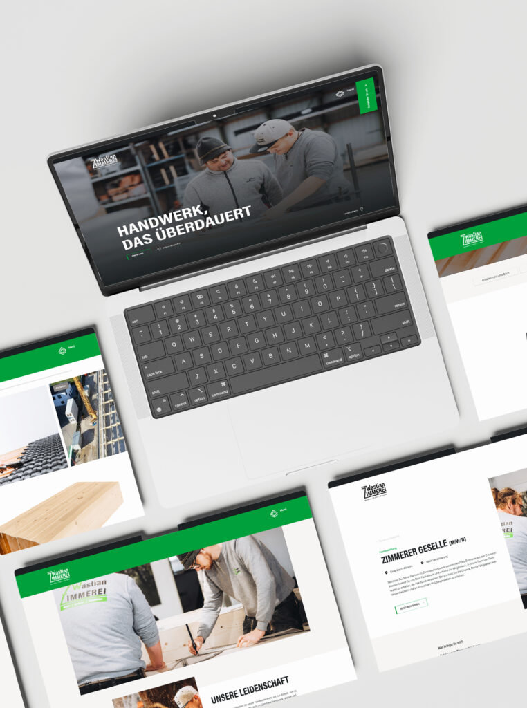 Website einer Zimmerei auf Laptop und mehreren ausgedruckten Unterseiten
