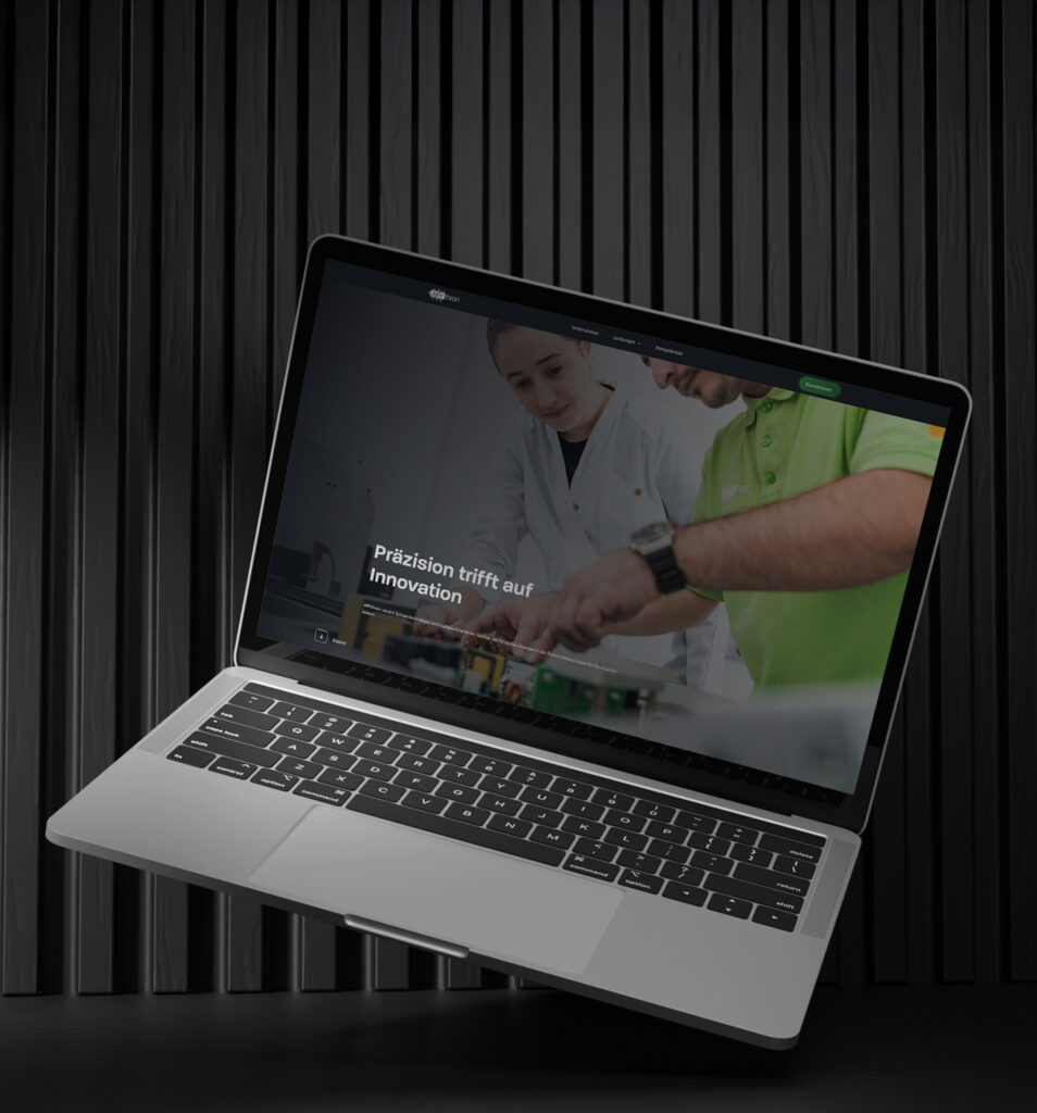 Startseite einer Elektronikfertiger-Website auf einem schwebenden Laptop
