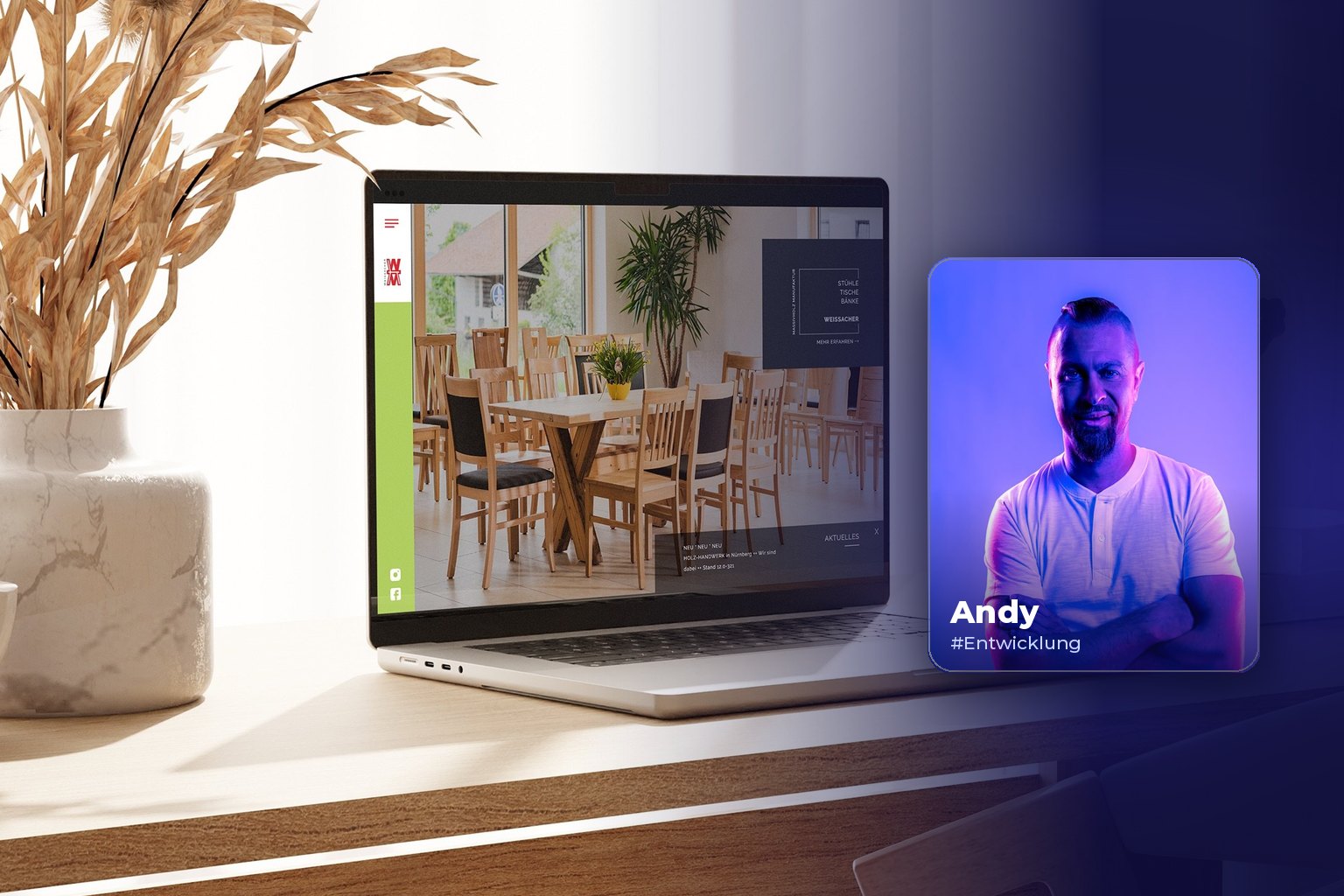 Produktkonfigurator eines Möbelherstellers auf einem Laptop, daneben Porträt von Andy aus dem BLUE THE WEB Team