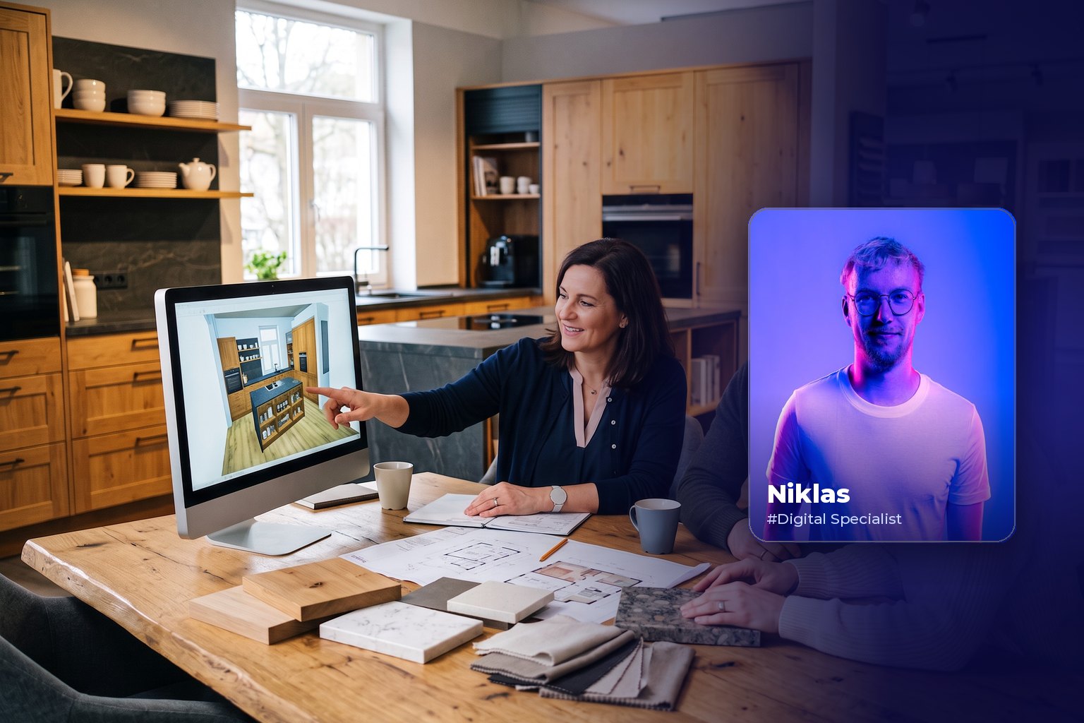 Shopware-Agentur finden: Kosten, Ablauf und typische Fehler Unternehmerin im Gespräch vor einem Bildschirm, daneben Porträt von Niklas aus dem BLUE THE WEB Team