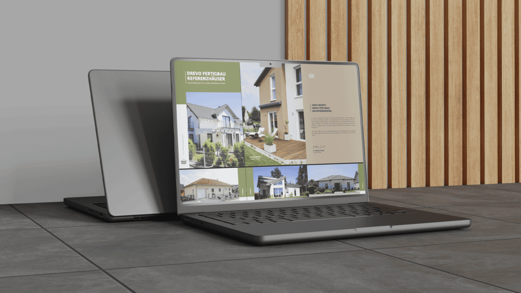 Referenzhäuser eines Fertighausanbieters auf einem Laptop vor Holzlatten