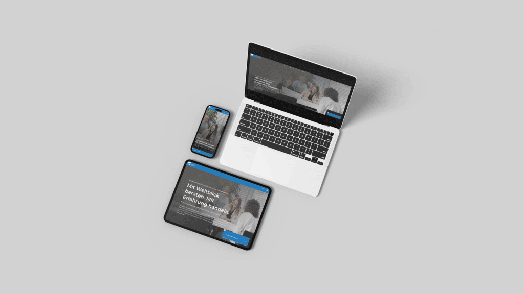 Website einer Steuerberatungskanzlei auf Laptop, Tablet und Smartphone