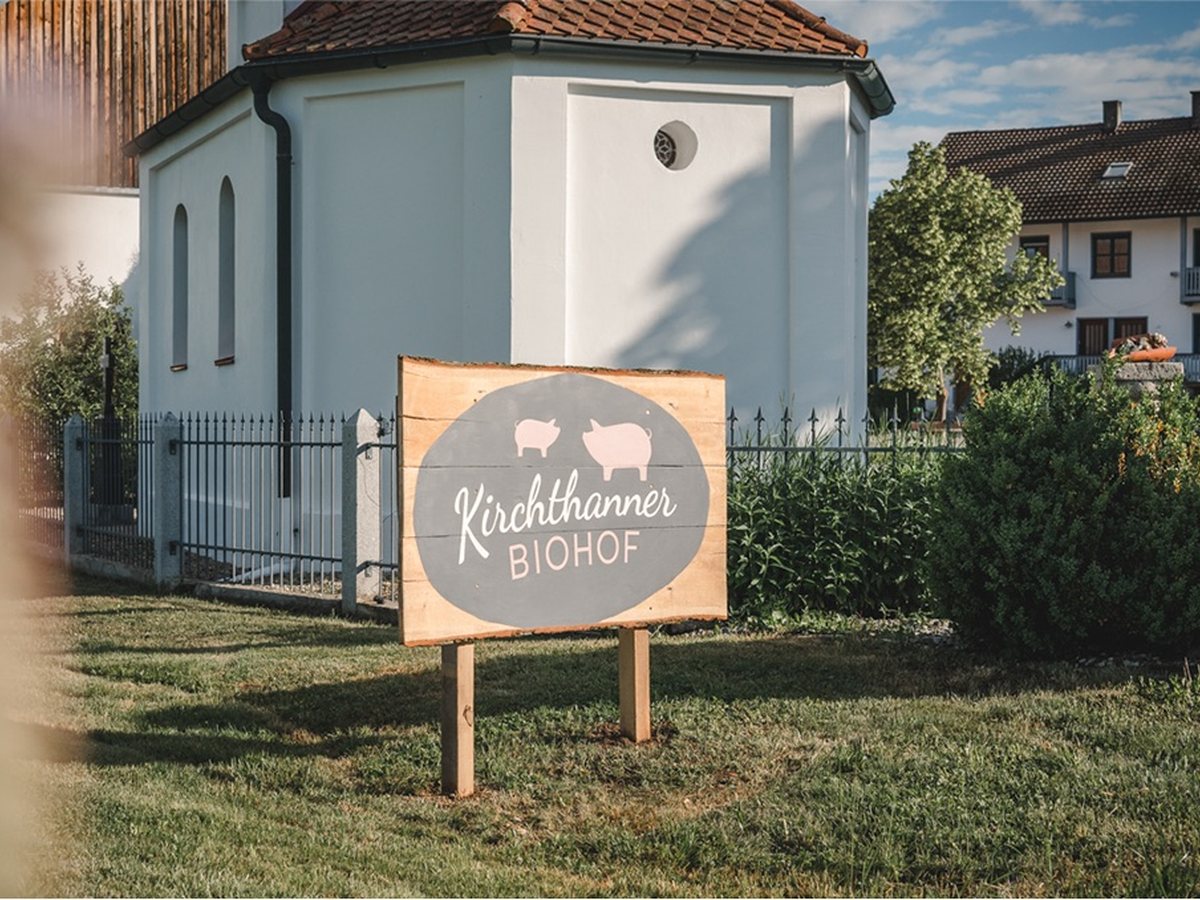 Hofschild vor einem Bauernhof