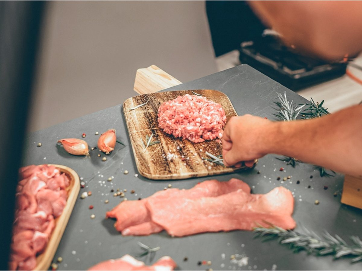 Fleisch wird für ein Produktfoto angerichtet