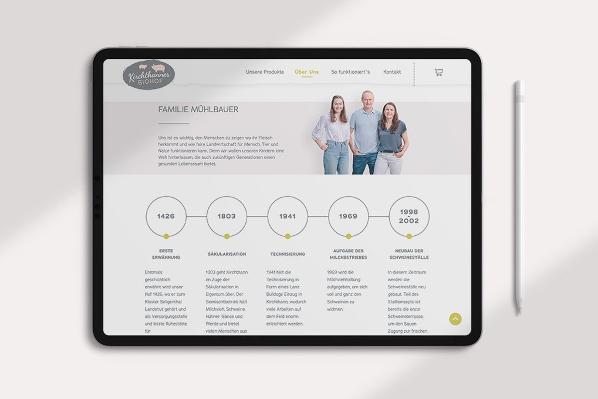 Website eines Hofes auf einem Tablet