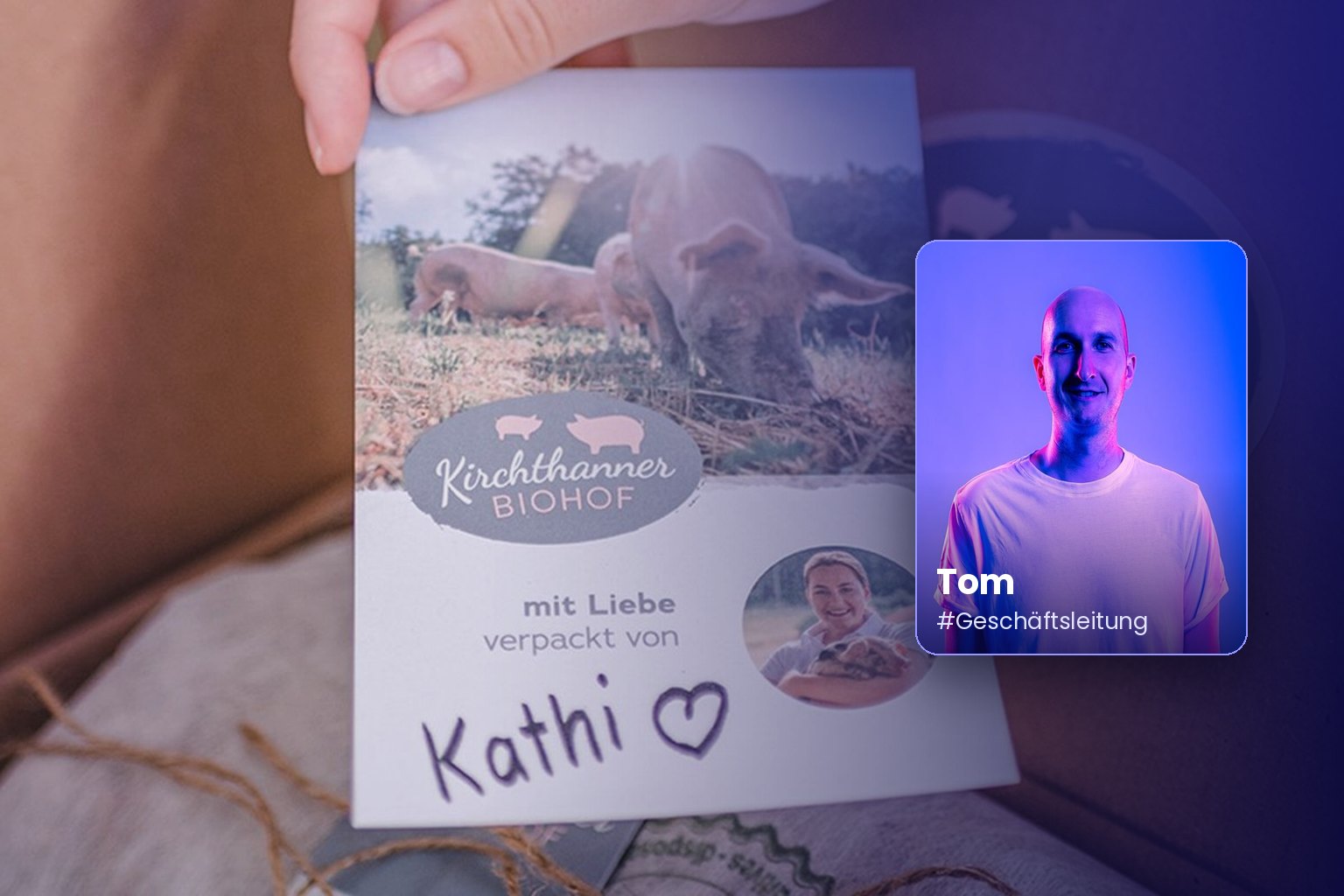 Verpackung eines Hofes mit Etikett, daneben Porträt von Tom aus dem BLUE THE WEB Team